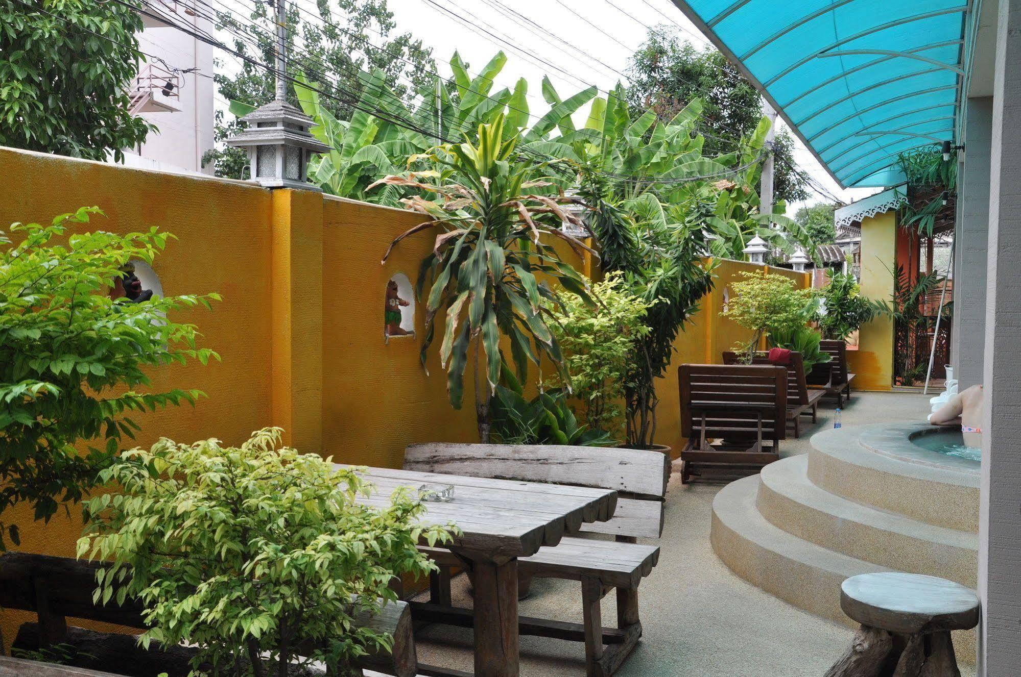 Thaphae Garden Guesthouse Чіангмай Екстер'єр фото